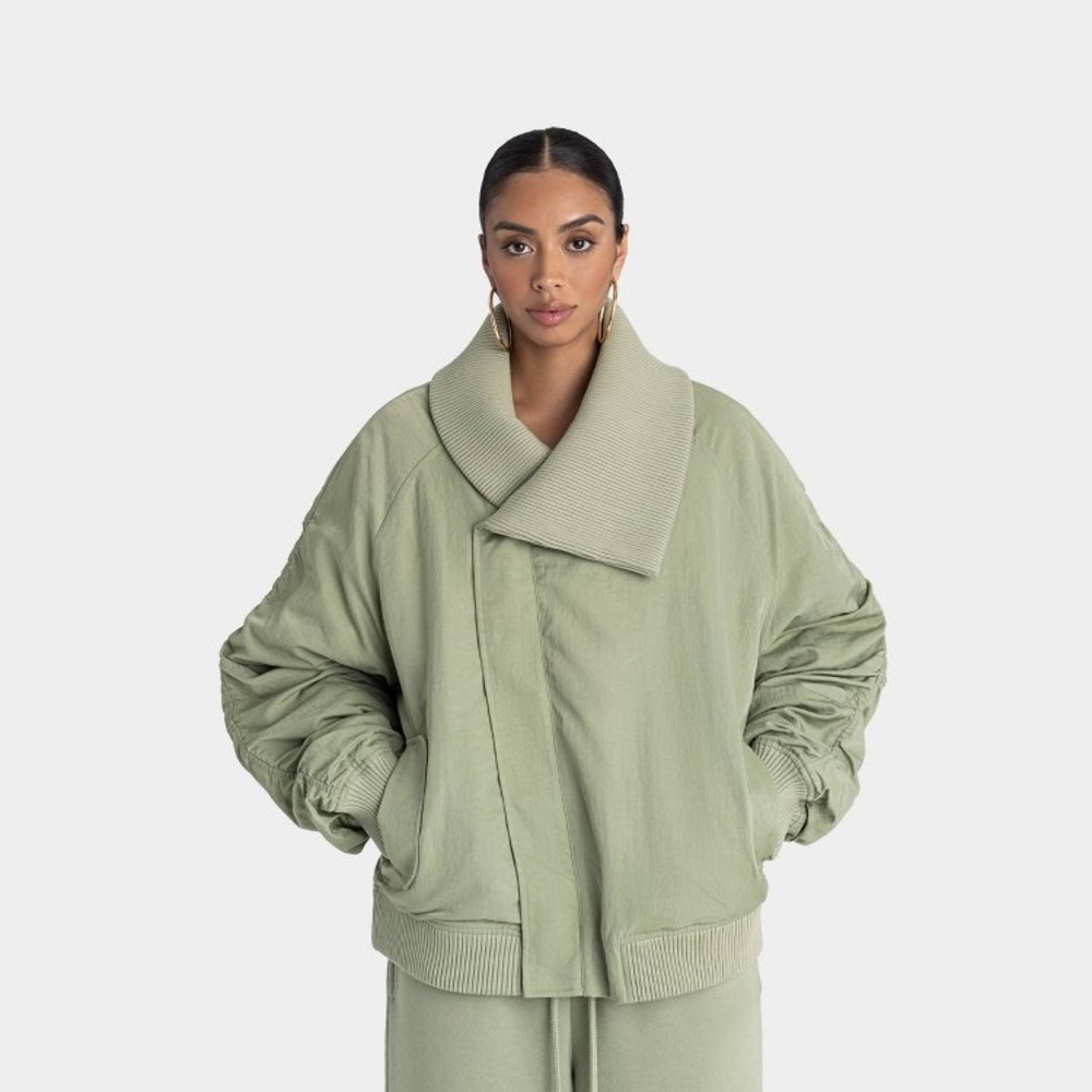 Women’s oversized green puffer jacket with rubber detailing and zipper closure
